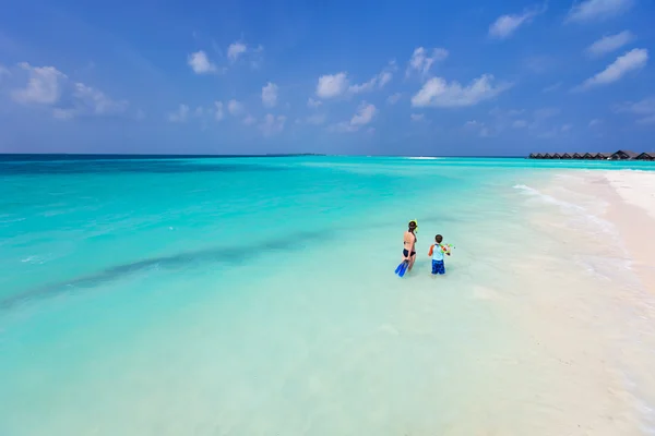 Mère et fils à la plage tropicale — Photo