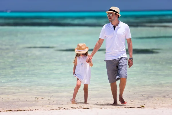 Padre e hija en la playa — Foto de Stock