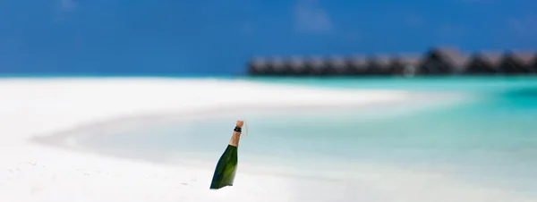 Garrafa com mensagem na praia tropical — Fotografia de Stock