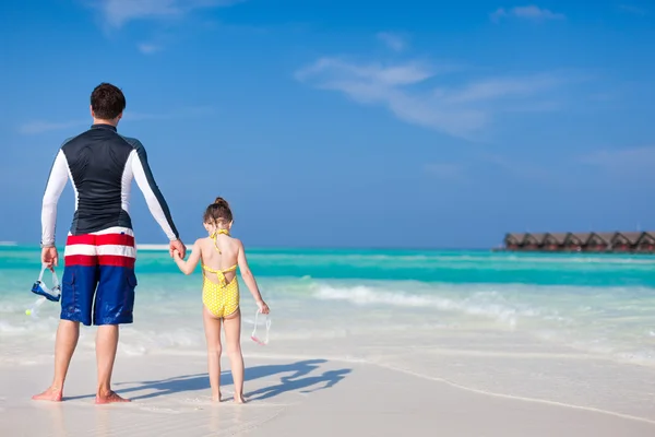 Vader en dochter op strand — Stockfoto