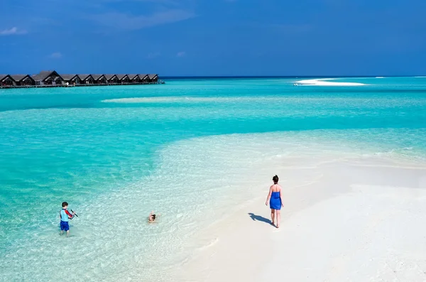 Madre e bambini alla spiaggia tropicale — Foto Stock