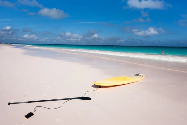 Surfbrett am Strand — Stockfoto