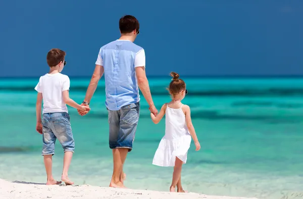 Padre e figli in vacanza estiva — Foto Stock