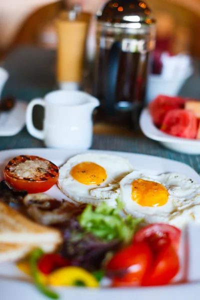 Breakfast with fried eggs — Stock Photo, Image