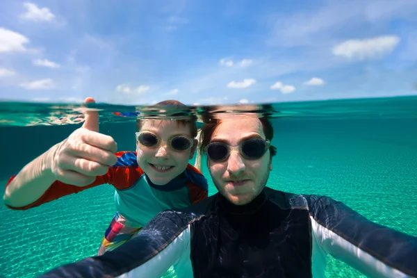 Vader en zoon zwemmen — Stockfoto