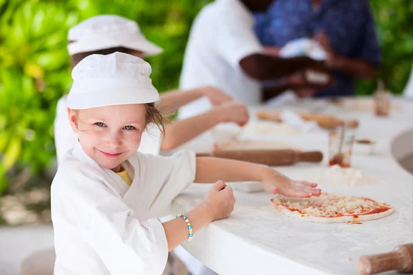 Çocuklara pizza yapma — Stok fotoğraf