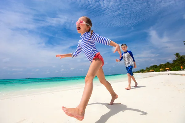 Crianças se divertindo na praia — Fotografia de Stock