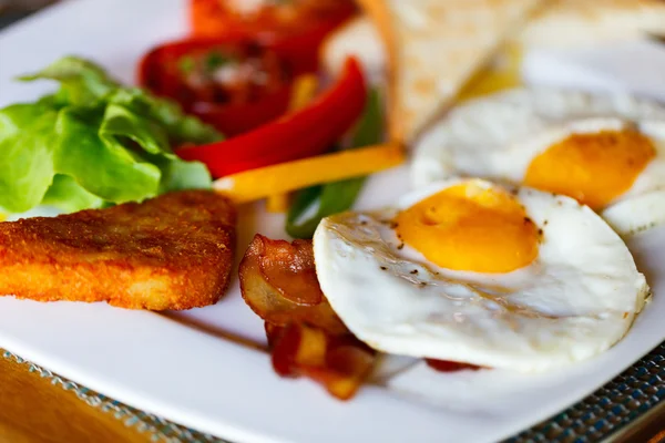 Desayuno con huevos fritos — Foto de Stock