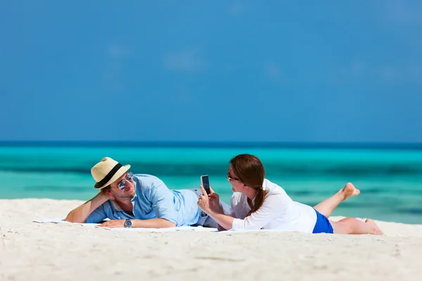 Casal na praia tropical — Fotografia de Stock