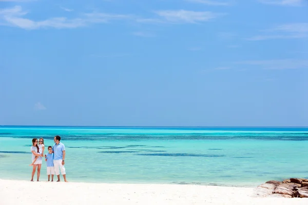 Famille en vacances à la plage d'été — Photo