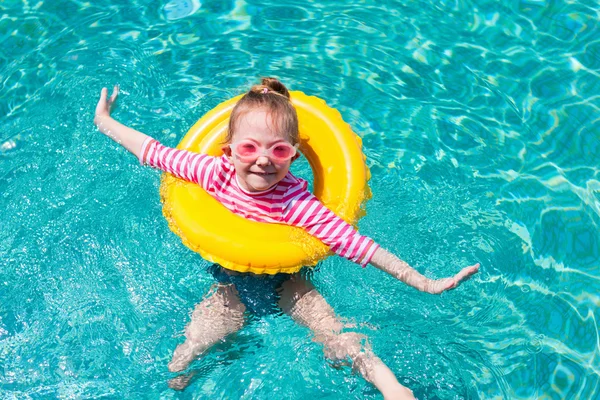 Kleines Mädchen im Schwimmbad — Stockfoto