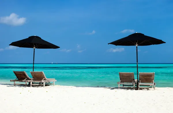 Идиллический тропический пляж на Мальдивах — стоковое фото