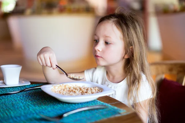 Bambina che fa colazione — Foto Stock