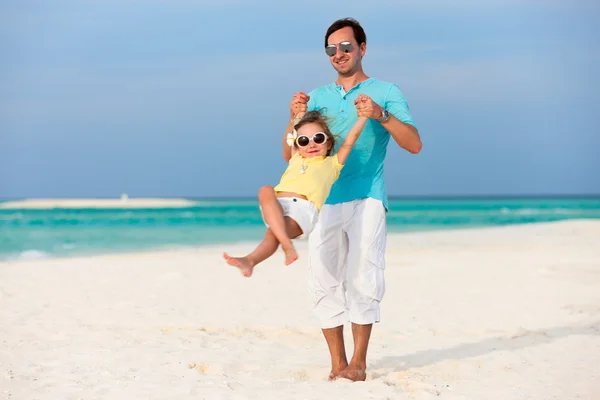 Pai e filha na praia — Fotografia de Stock