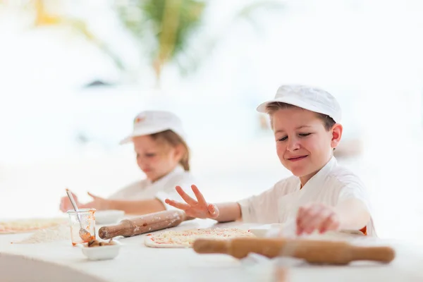 Niños haciendo pizza — Foto de Stock