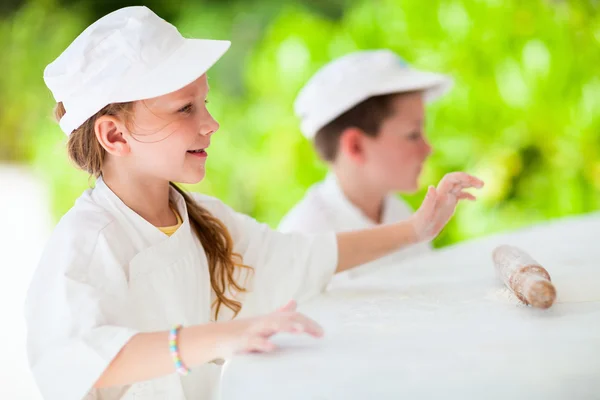 Barnen gör pizza — Stockfoto