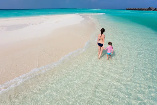 Madre e hija en la playa tropical —  Fotos de Stock