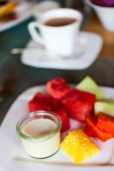 Frukost med färsk frukt och yoghurt — Stockfoto