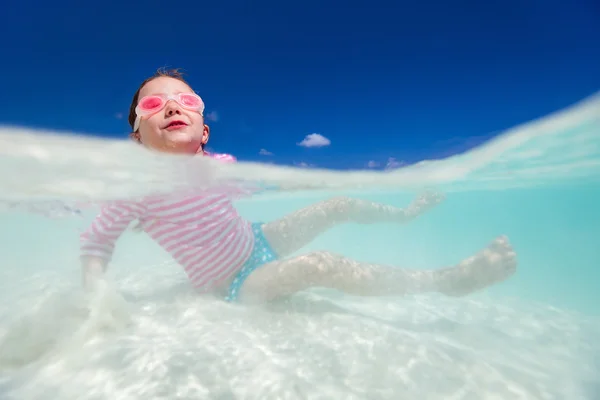 Kleines Mädchen im Urlaub — Stockfoto