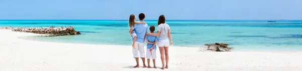 Familie im Sommerurlaub — Stockfoto