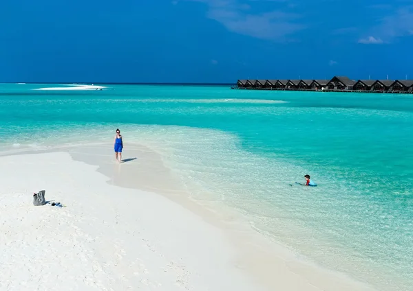 Mor och son på tropical beach — Stockfoto