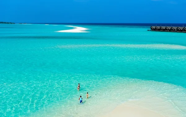 Madre e bambini alla spiaggia tropicale — Foto Stock