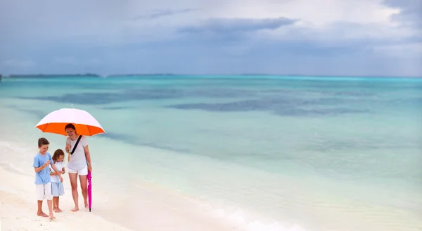 Familie am Strand an einem regnerischen Tag — Stockfoto