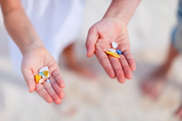 Crianças mãos segurando tesouros de praia — Fotografia de Stock