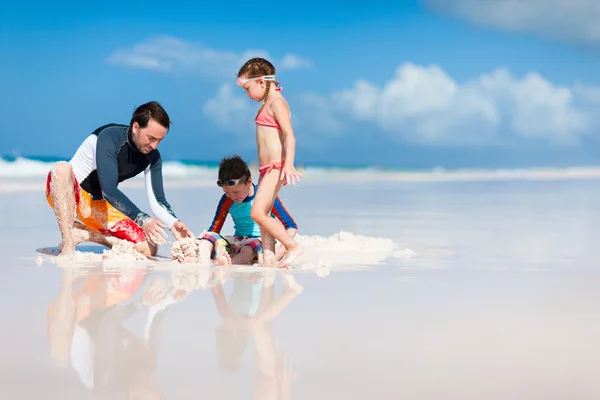 Padre con bambini in spiaggia — Foto Stock