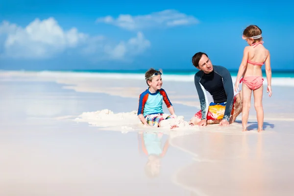 Батько з дітьми на пляжі — стокове фото
