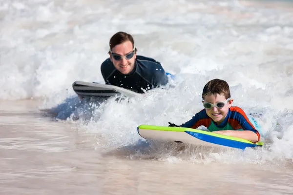 Far och son surfing — Stockfoto