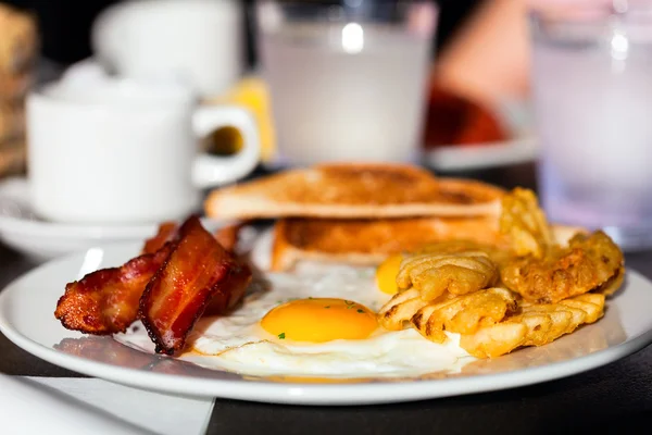 Frühstück mit Spiegeleiern — Stockfoto