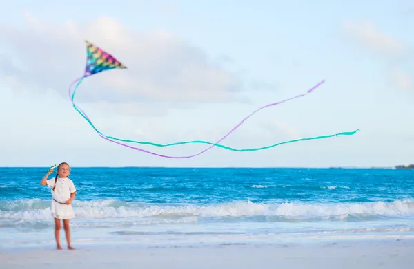 Niña volando una cometa — Foto de Stock