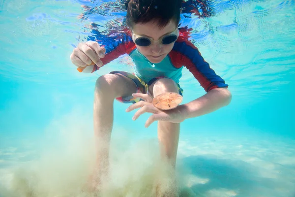 Boy swimming underwater — Stock Photo, Image