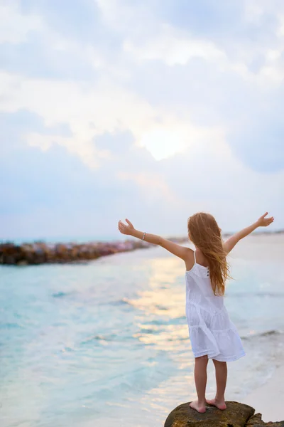 Adorable niña en la playa — Stockfoto