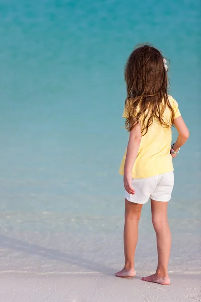 Liten flicka på stranden — Stockfoto