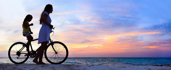 Madre e hija en bicicleta —  Fotos de Stock