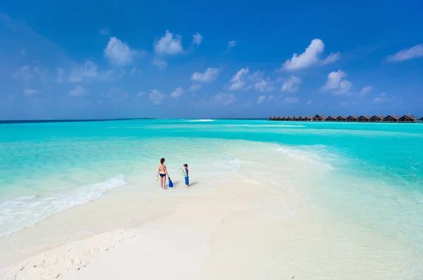 Mutter und Sohn am tropischen Strand — Stockfoto