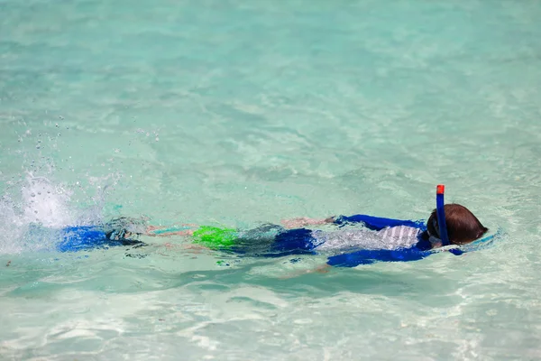 Chico haciendo snorkel — Foto de Stock