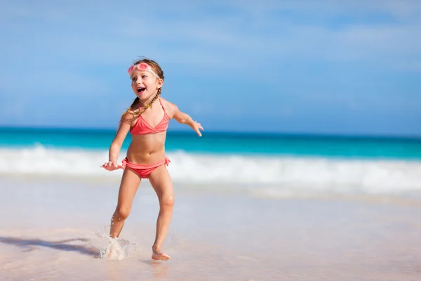 Adorable niña en la playa — Stockfoto