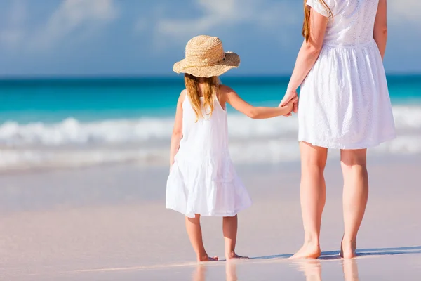 Mãe e filha na praia — Fotografia de Stock