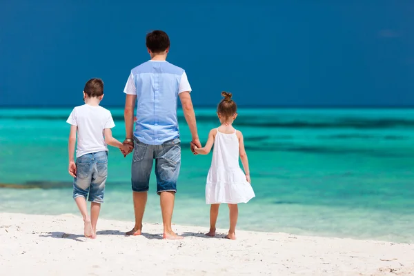 Vater und Kinder im Sommerurlaub — Stockfoto