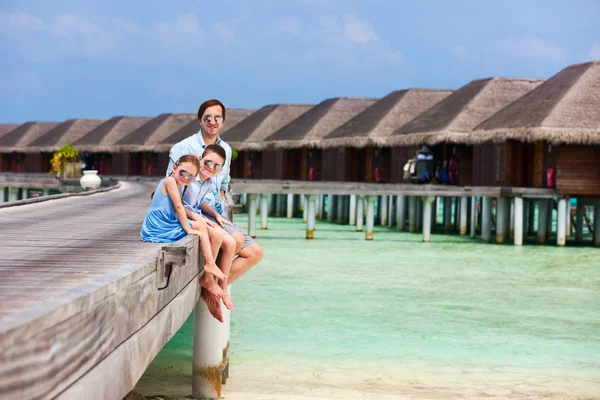 Familie op zomervakantie in het resort — Stockfoto