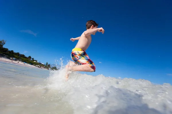 Junge spielt im Wasser — Stockfoto