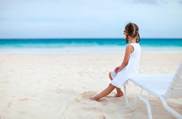 Adorable little girl at beach — Stock Photo, Image