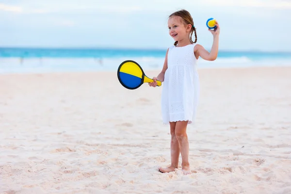 Kis lány játék beach tenisz — Stock Fotó