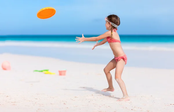 Menina brincando com disco voador — Fotografia de Stock