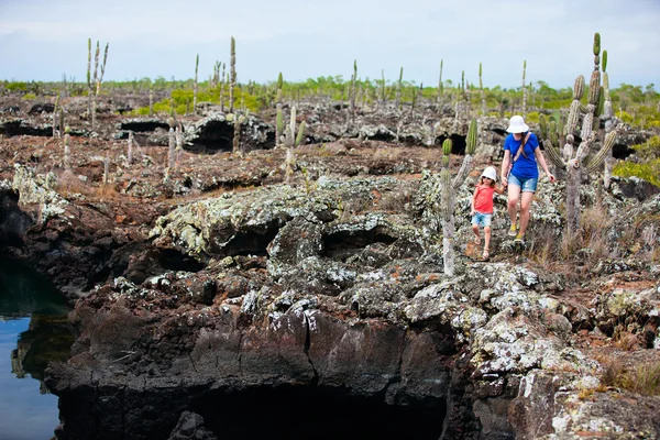 Mother and daughter walking at scenic terrain — Stock Photo, Image