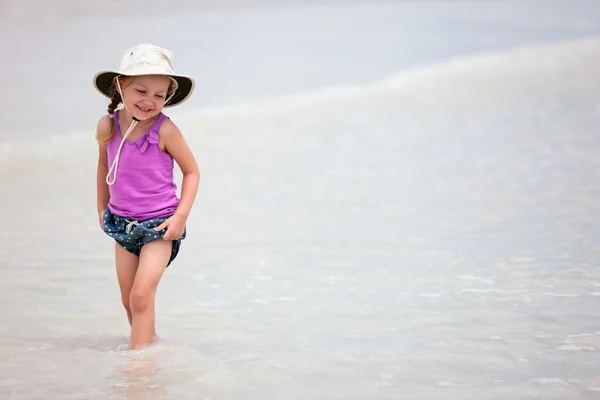 可爱的小女孩，在海滩上 — 图库照片