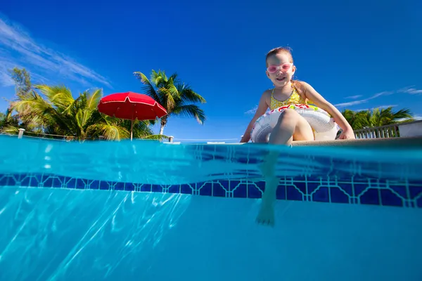 Menina na piscina — Fotografia de Stock